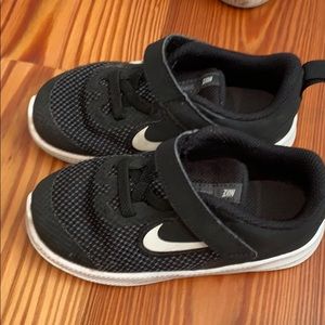 Boys Nikes size 8